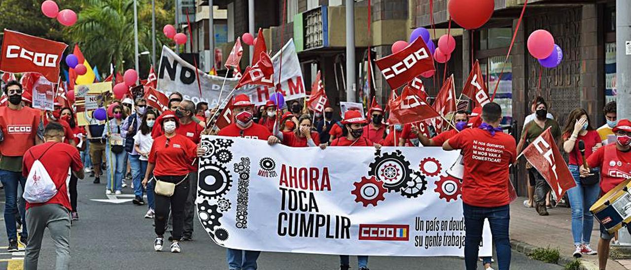 Manifestantes ayer por las calles de Santa Cruz de Tenerife, durante la marcha. | | CARSTEN LAURITSEN