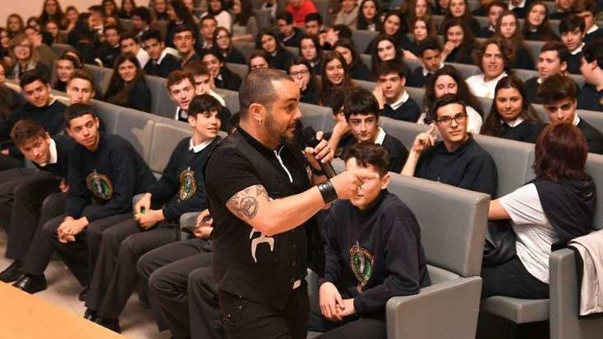 David Perdomo, ayer, en una actividad con alumnos.