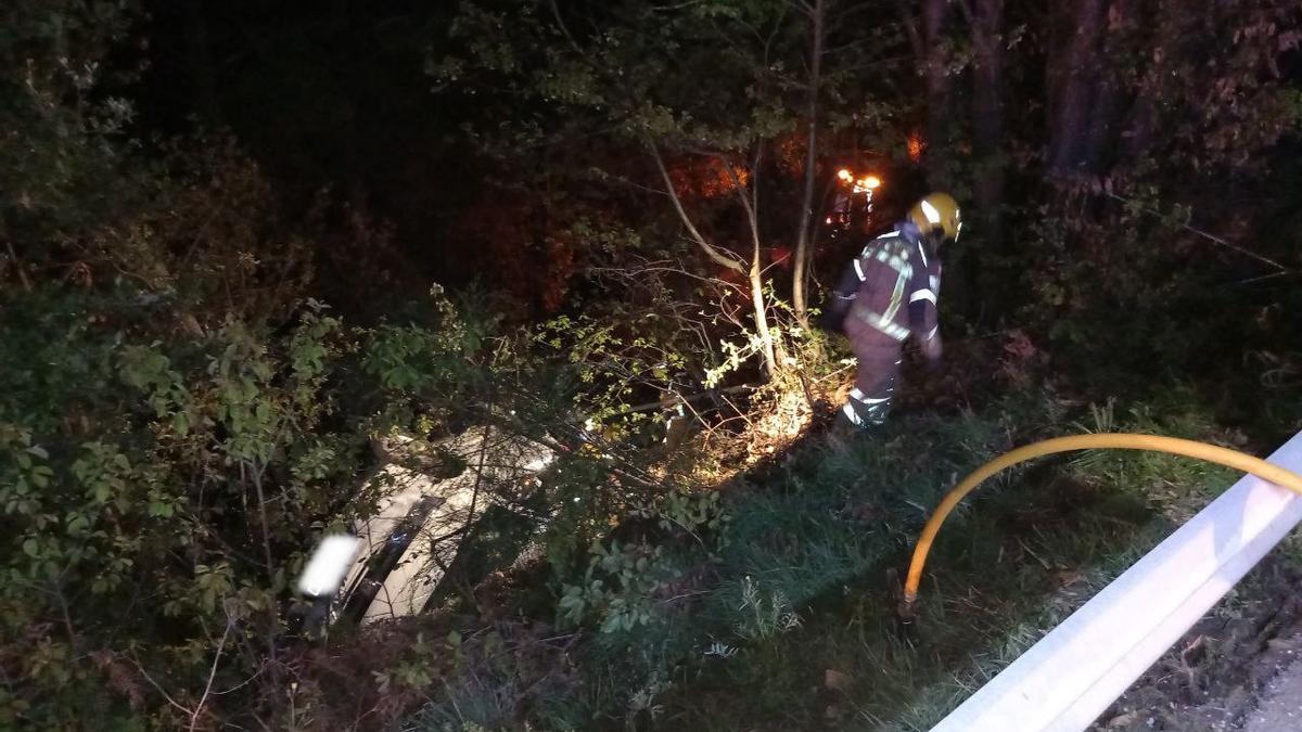 Un bomber amb el vehicle bolcat a Sant Hilari