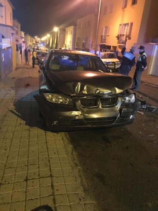 Un BMW X6 se estampa contra cuatro coches y una casa