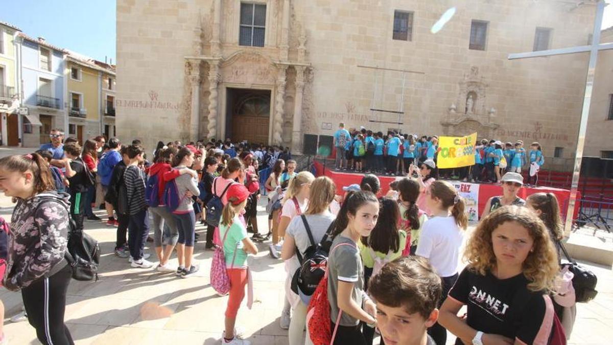 Los escolares de Alicante veneran a la Santa Faz en la víspera de la gran romería.