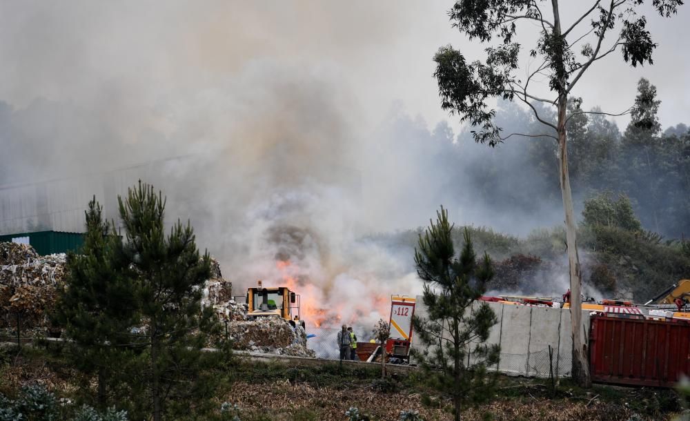 El fuego se origina tras una descarga de un camión en la zona de acopio.