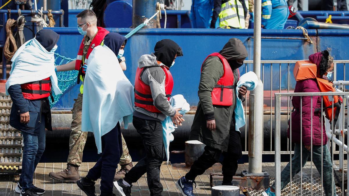 Migrantes llegan al puerto de Dover (Reino Unido) tras cruzar el Canal de la Mancha