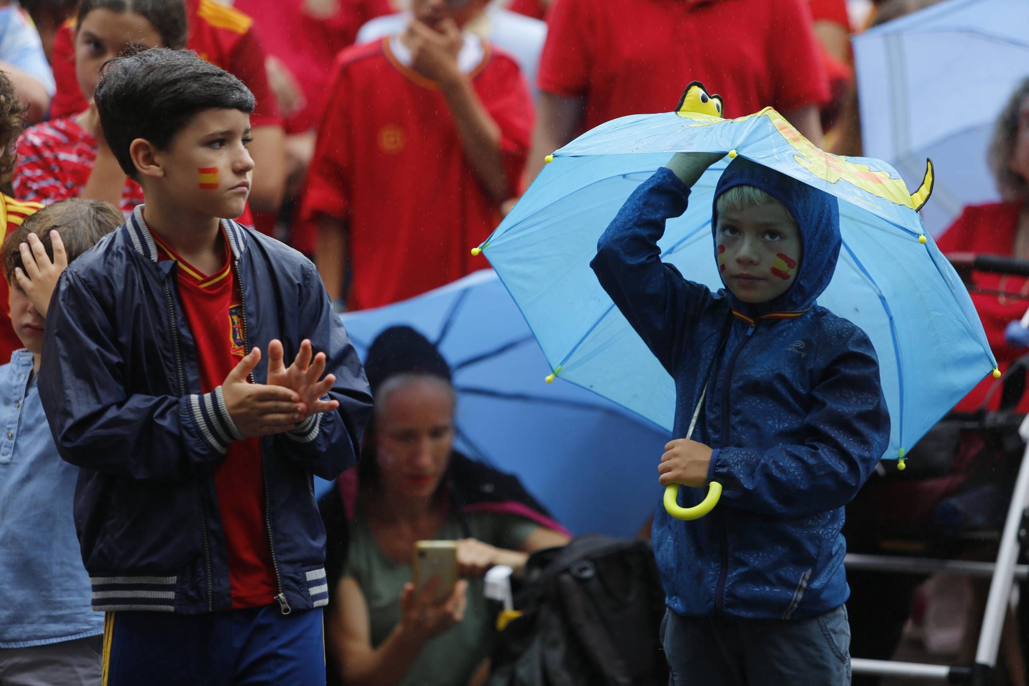 Gijón se vuelca (pese a la lluvia) animando a España en la final del Mundial de fútbol femenino