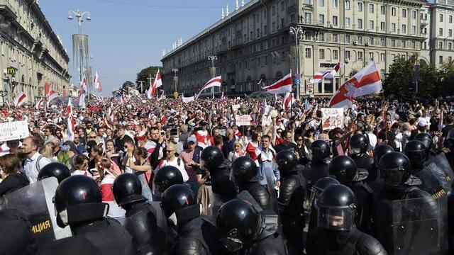 La policía bloquea el paso de los manifestantes, este domingo en Minsk.