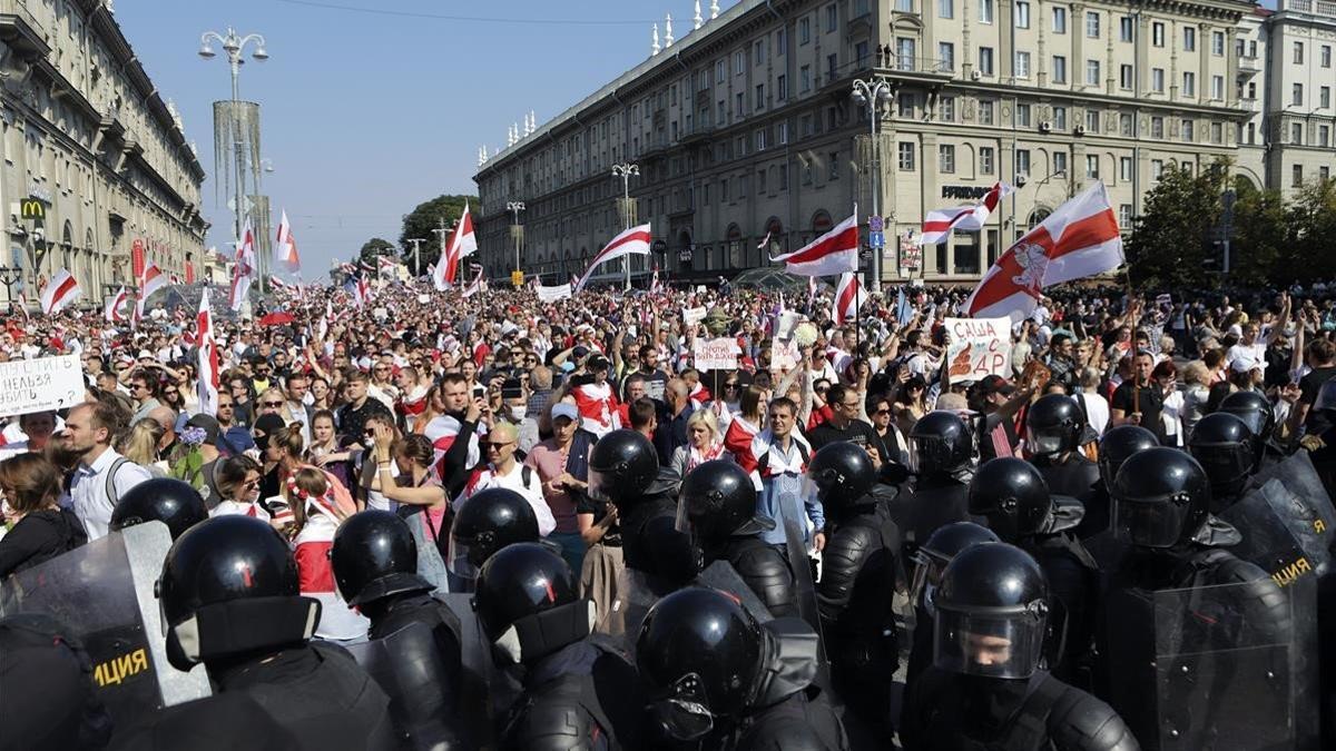 La policía bloquea el paso de los manifestantes, este domingo en Minsk.