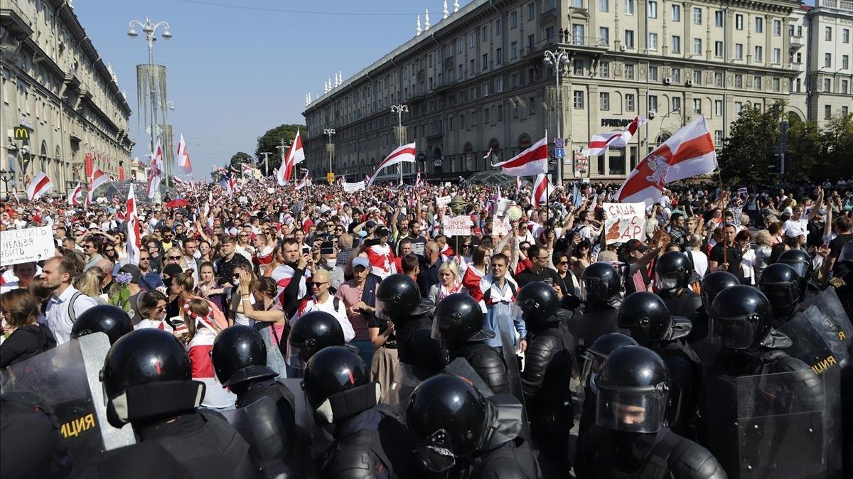 zentauroepp54703850 police block the way for belarusian opposition supporters ra200830182825