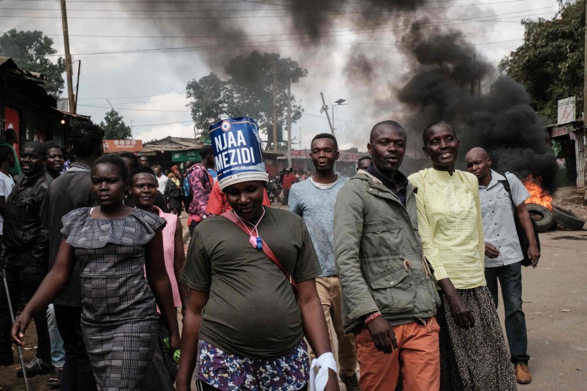 Protesta masiva convocada por el líder de la oposición Raila Odinga, afirma que le robaron las últimas elecciones presidenciales de Kenia y culpa al gobierno por el aumento del costo de vida en Nairobi.