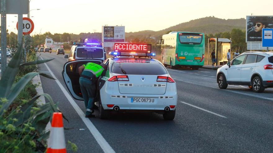 Guardia Civil marcando el lugar donde se produjo un atropello mortal. | TONI ESCOBAR