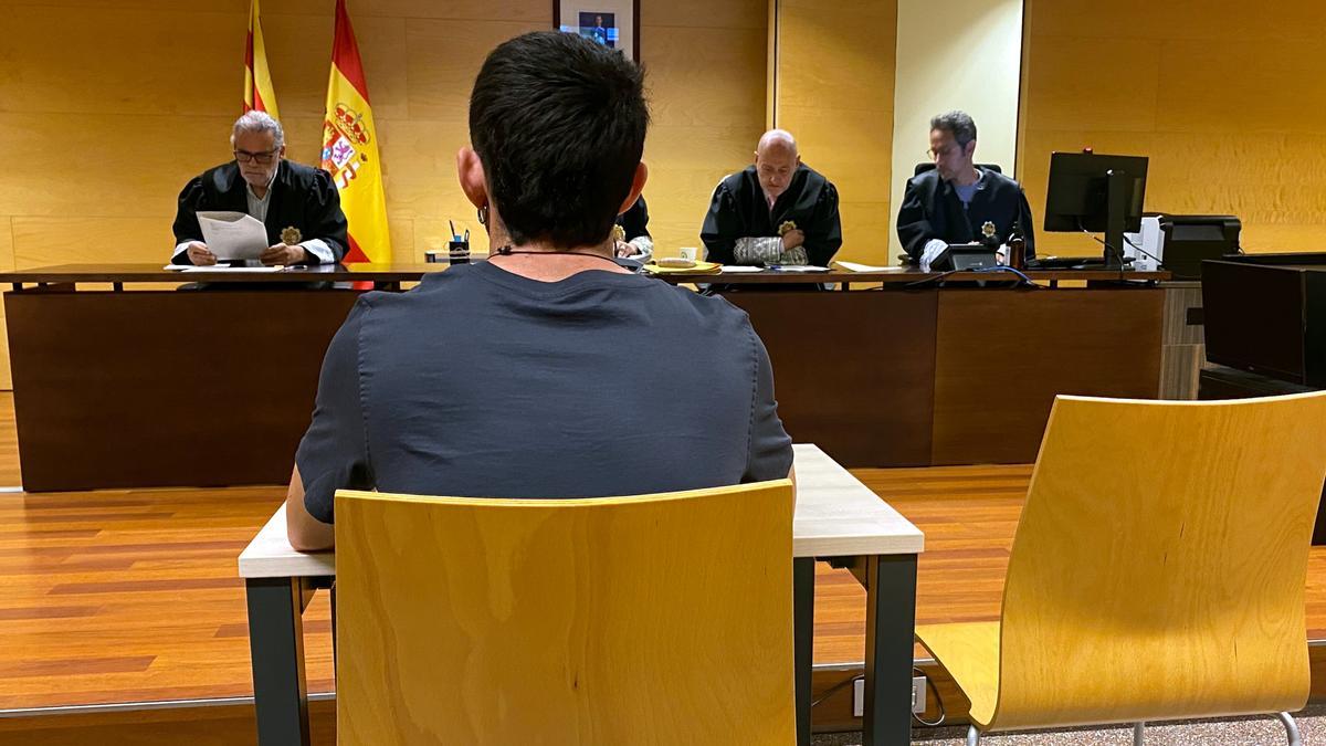 El acusado de violar a una menor mientras dormía en Torroella de Montgrí, durante el juicio.