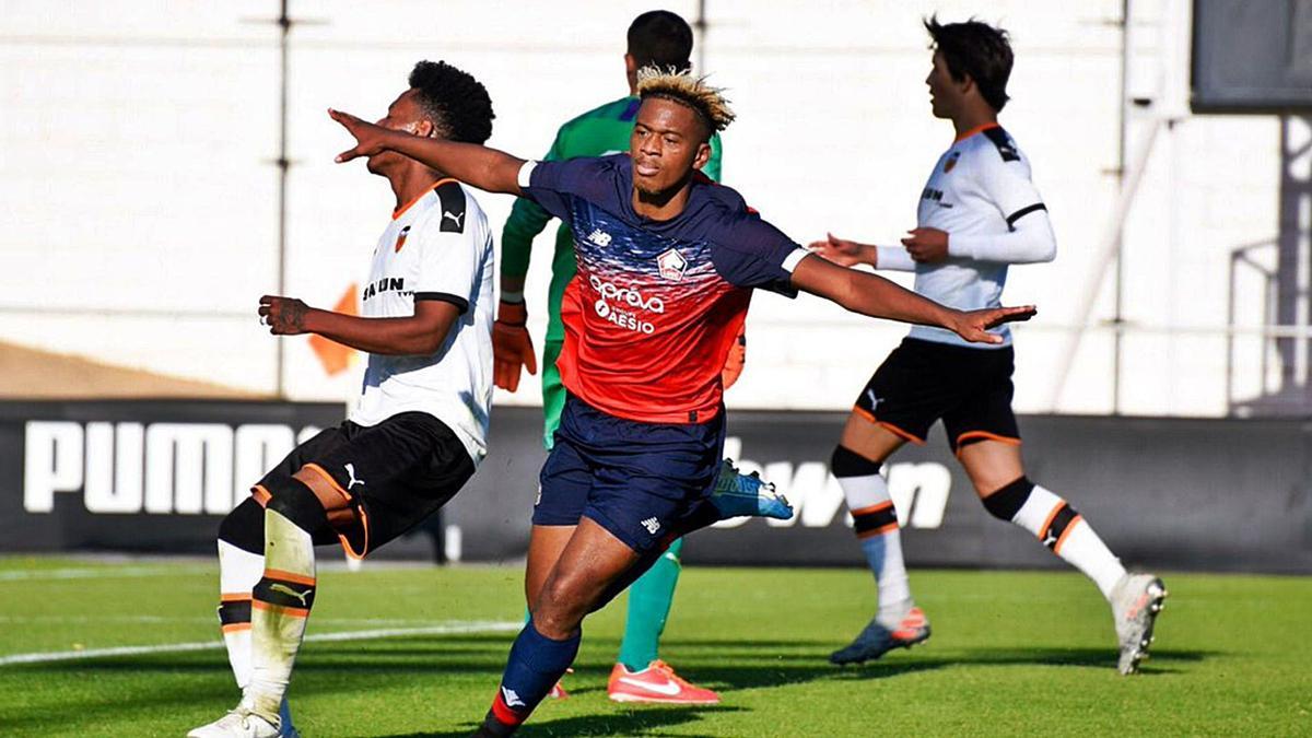 Ouattara celebra un gol con el Lille, precisamente contra el Valencia en la Youth League. | F.CALABUIG