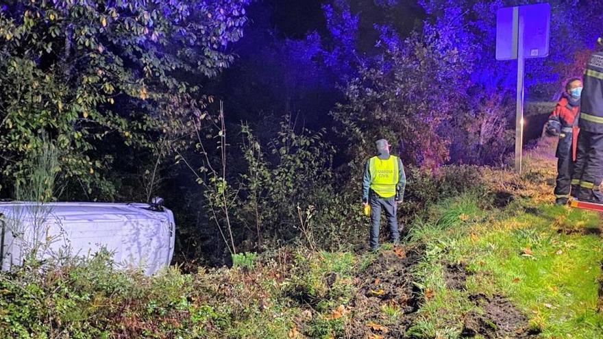 La furgoneta, volcada al margen de la carretera a su paso por Lobios. // Fdv