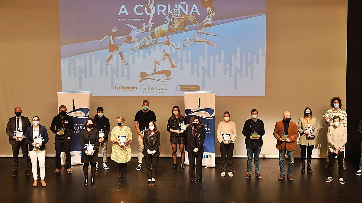 Foto de todos los ganadores de la Gala do Deporte da Coruña e a súa Comarca con Inés Rey y Carmen Merelas. |  // CARLOS PARDELLAS