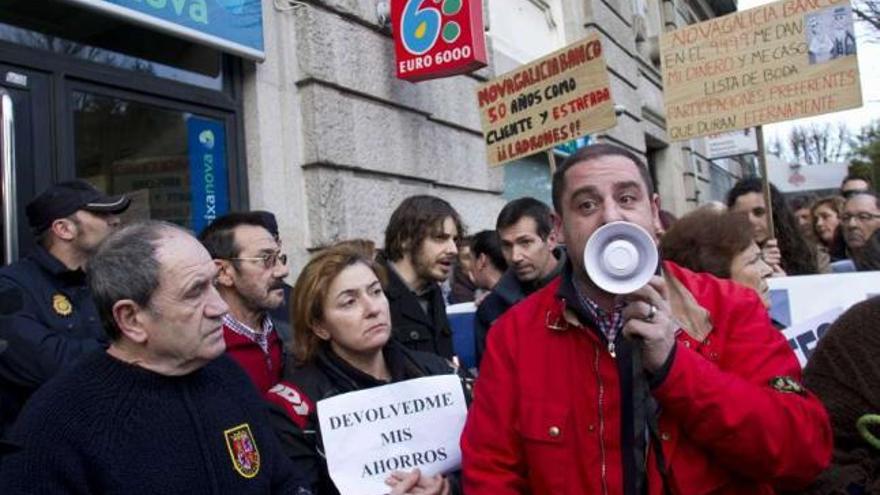 Una concentración de protesta contra las preferentes en Vigo. / salvador sas