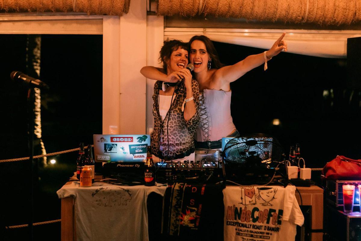 Las chicas de Hinds tuvieron que renunciar a su concierto por la previsión de lluvia pero hicieron bailar al público como DJs