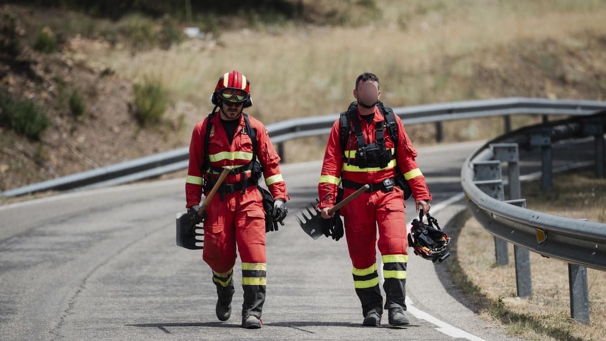 Dos militares de la UME durante las labores de extinción del incendio.