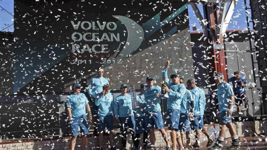 El equipo Telefónica de vela recibe el premio como vencedor de la primera etapa de la Volvo Ocean Race disputada entre las ciudades de Alicante y Ciudad del Cabo.