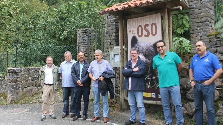 Luis Alfonso Fernández y Luis Manuel Rodríguez, de Geólogos del Mundo; José Antonio Galdames, Belarmino Fernández; Francisco Villaverde, director de la Agencia Asturiana de Cooperación; Arnaldo Bueso y Adolfo Pacheco, director del Instituto, ayer, en la Casa del Oso de Somiedo.