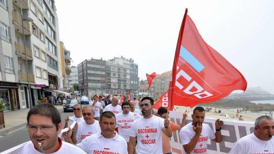 Protesta de trabajadores locales en Sanxenxo. // G. Santos