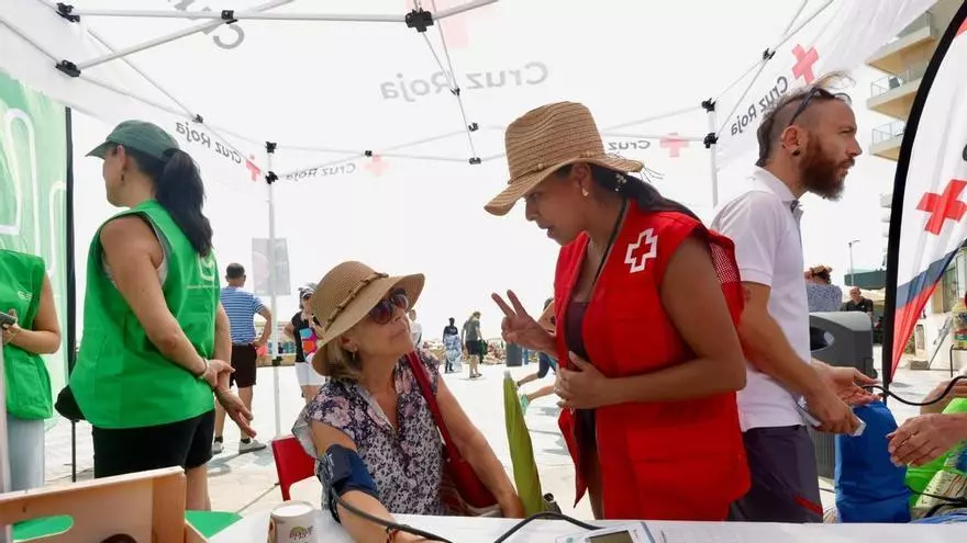 Cruz Roja enseña en el Postiguet cómo prevenir los golpes de calor