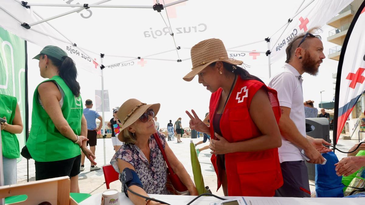 Cruz Roja enseña en el Postiguet cómo prevenir los golpes de calor