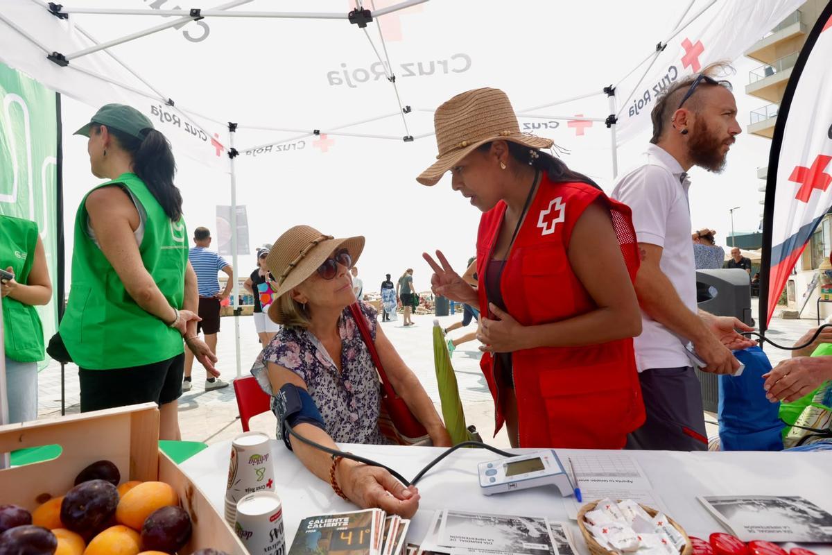 Campaña de Cruz Roja en el Postiguet para prevenir los golpes de calor