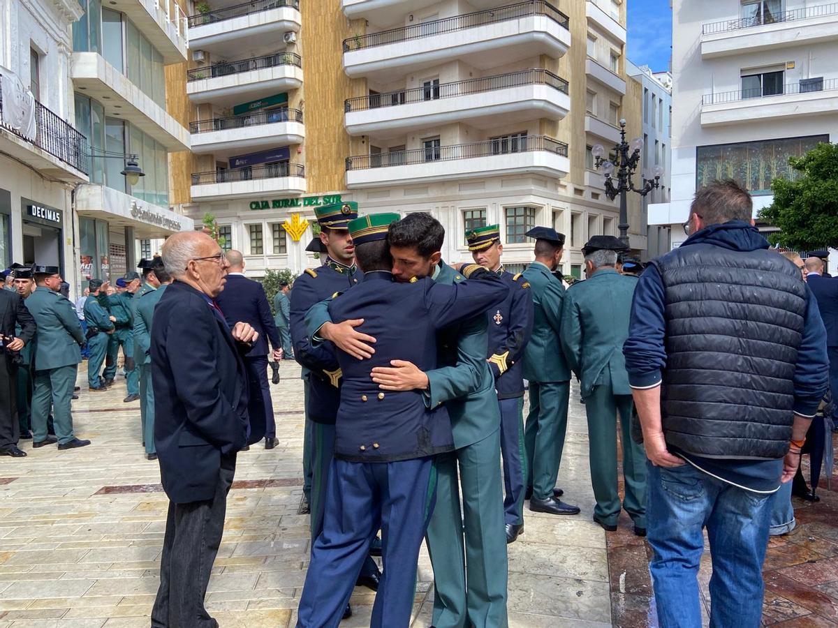 Abrazo entre guardias civiles y miembros de la “guardiña” portuguesa.