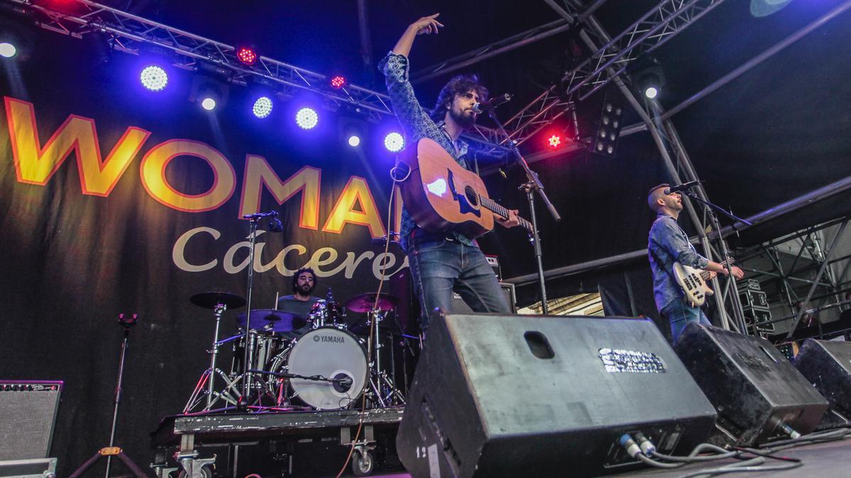 Imagen de un concierto de Womad en la plaza Mayor de Cáceres.