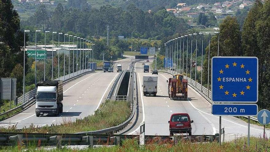 Cada día cientos de conductores de Vigo circulan entre la frontera  con Galicia y Portugal por la autopista A-3 y la autovía A-28. // FdV