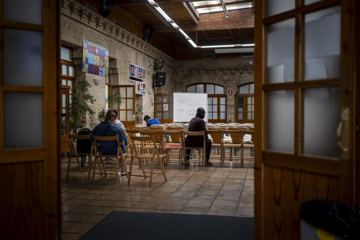 Varios migrantes, en la Casa de las Culturas de Zaragoza durante el proceso.