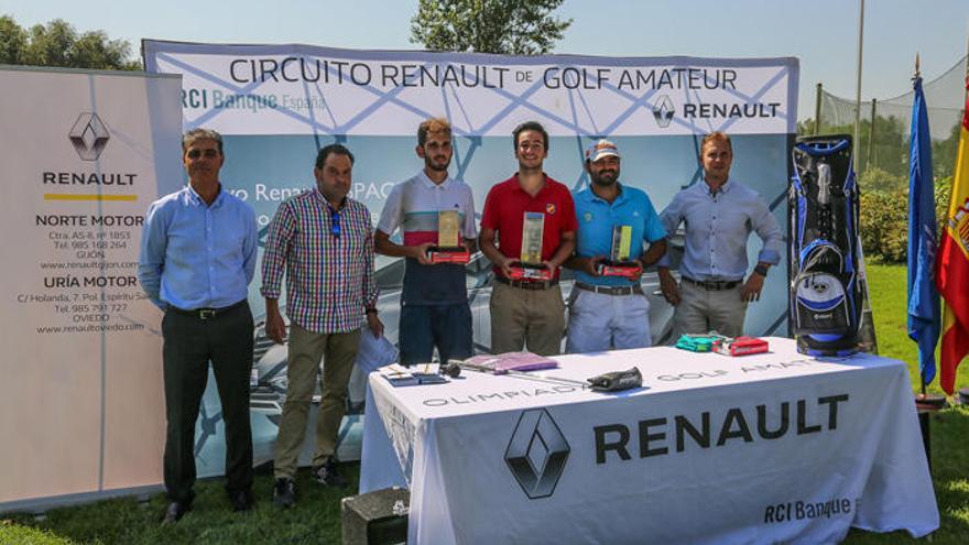 Ganadores del torneo, junto a representantes del club y del patrocinador, Uría Motor.