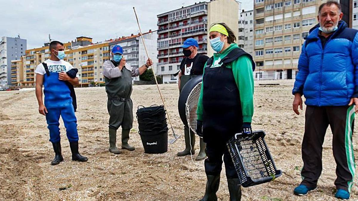 Las mariscadoras, tras la jornada de limpieza, ayer.