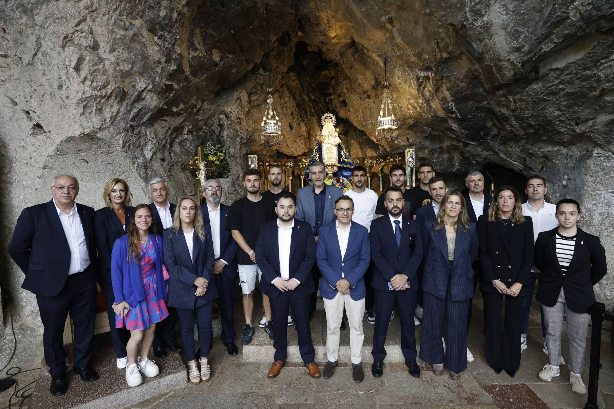 El conjunto carbayón visita a la Virgen de Covadonga