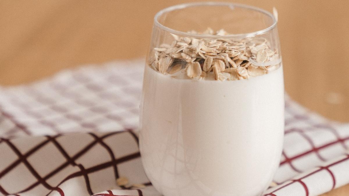 Vaso con leche y avena