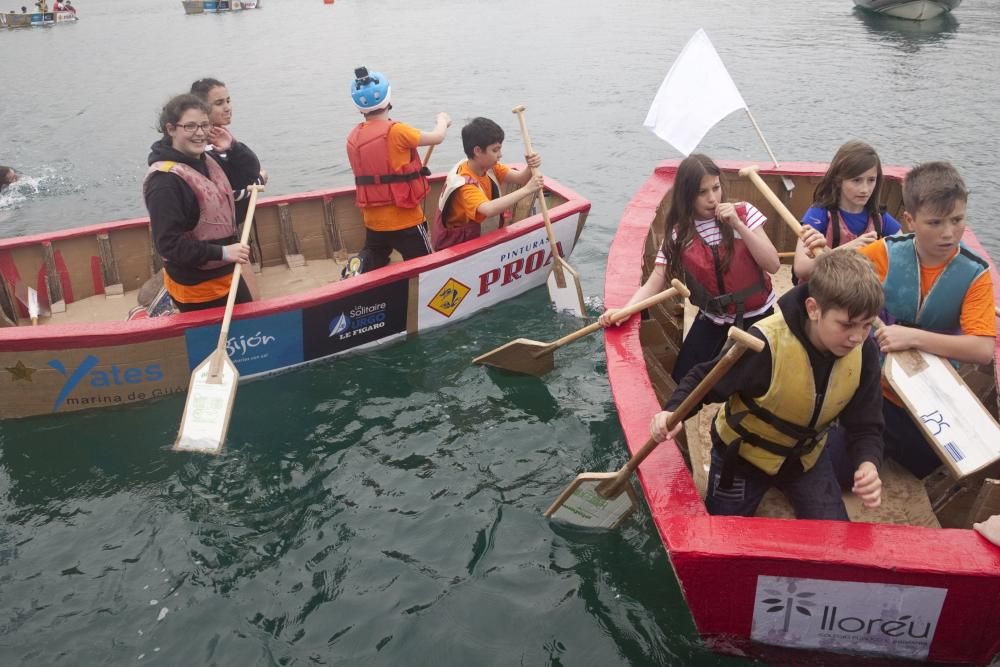 Botadura de chalanas de cartón en Marina Yates, en Gijón