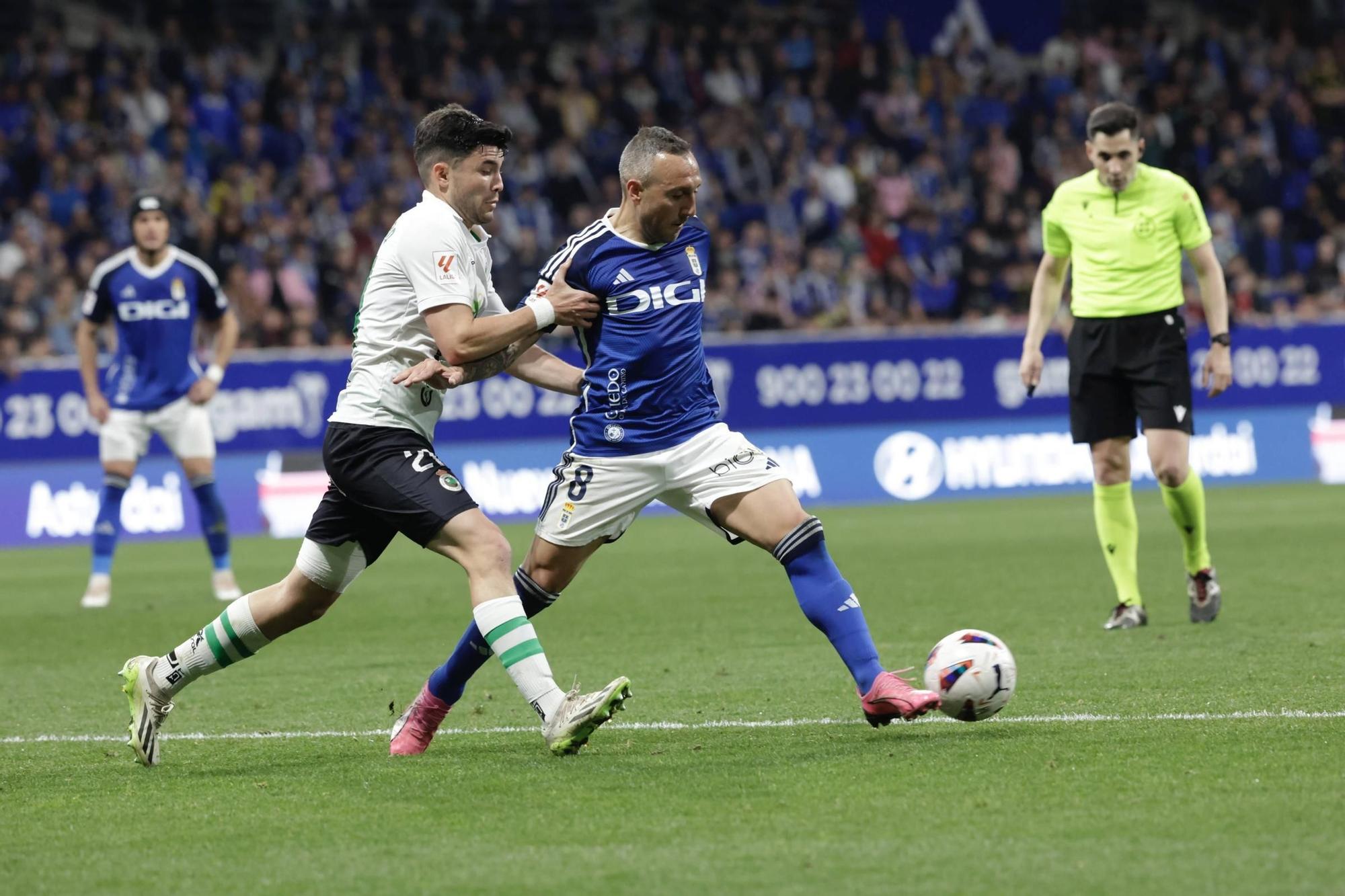 EN IMÁGENES: Partido y ambientazo del Real Oviedo-Racing de Santander disputado en el Tartiere