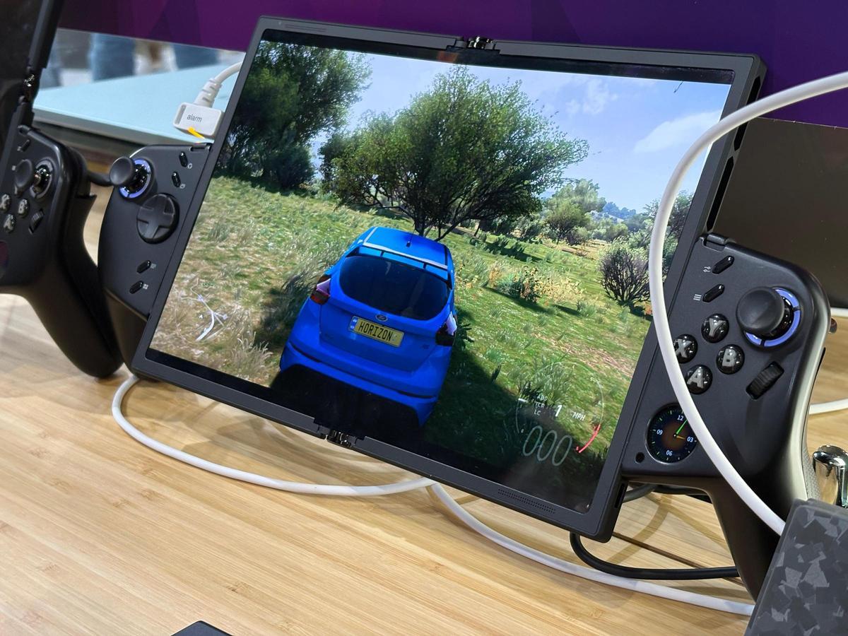 La pantalla plegable Legion Go Fold Concept de Lenovo, expuesta en el MWC 2026.