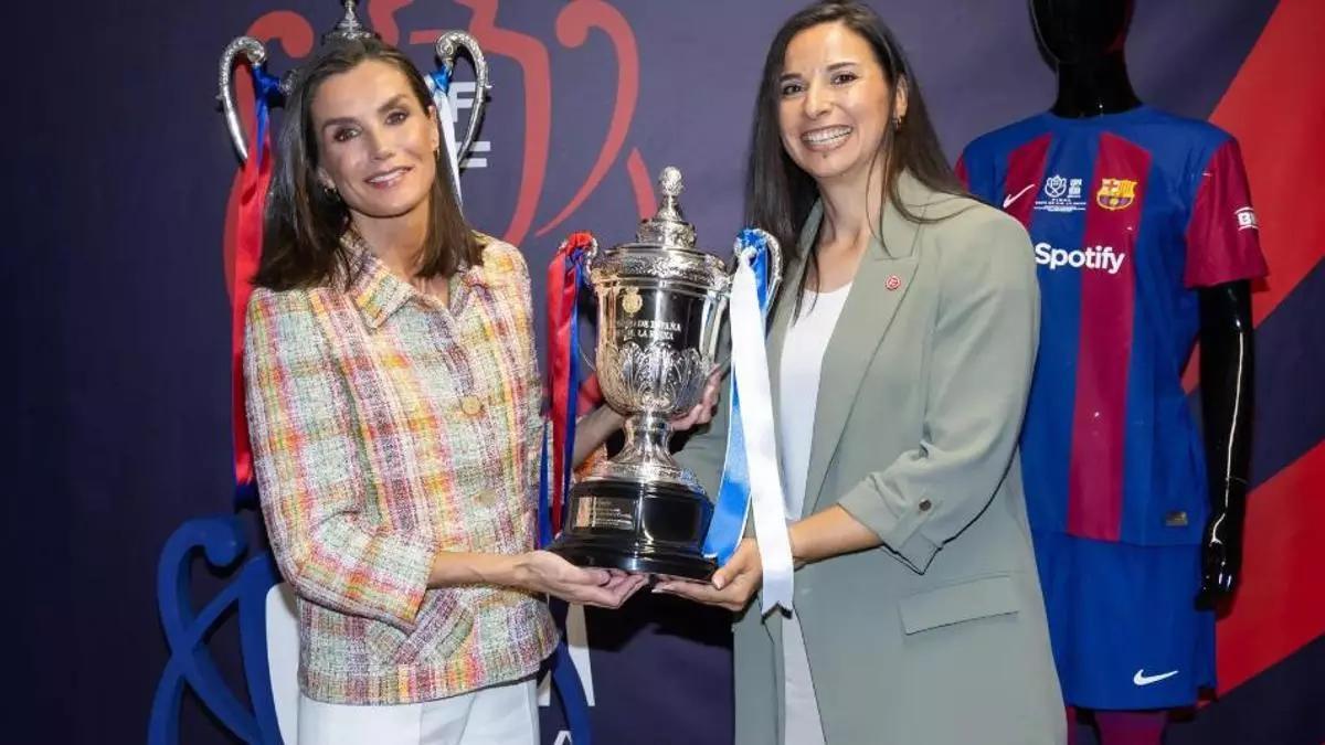 María Ángeles García Chaves junto a la reina Letizia Ortiz.