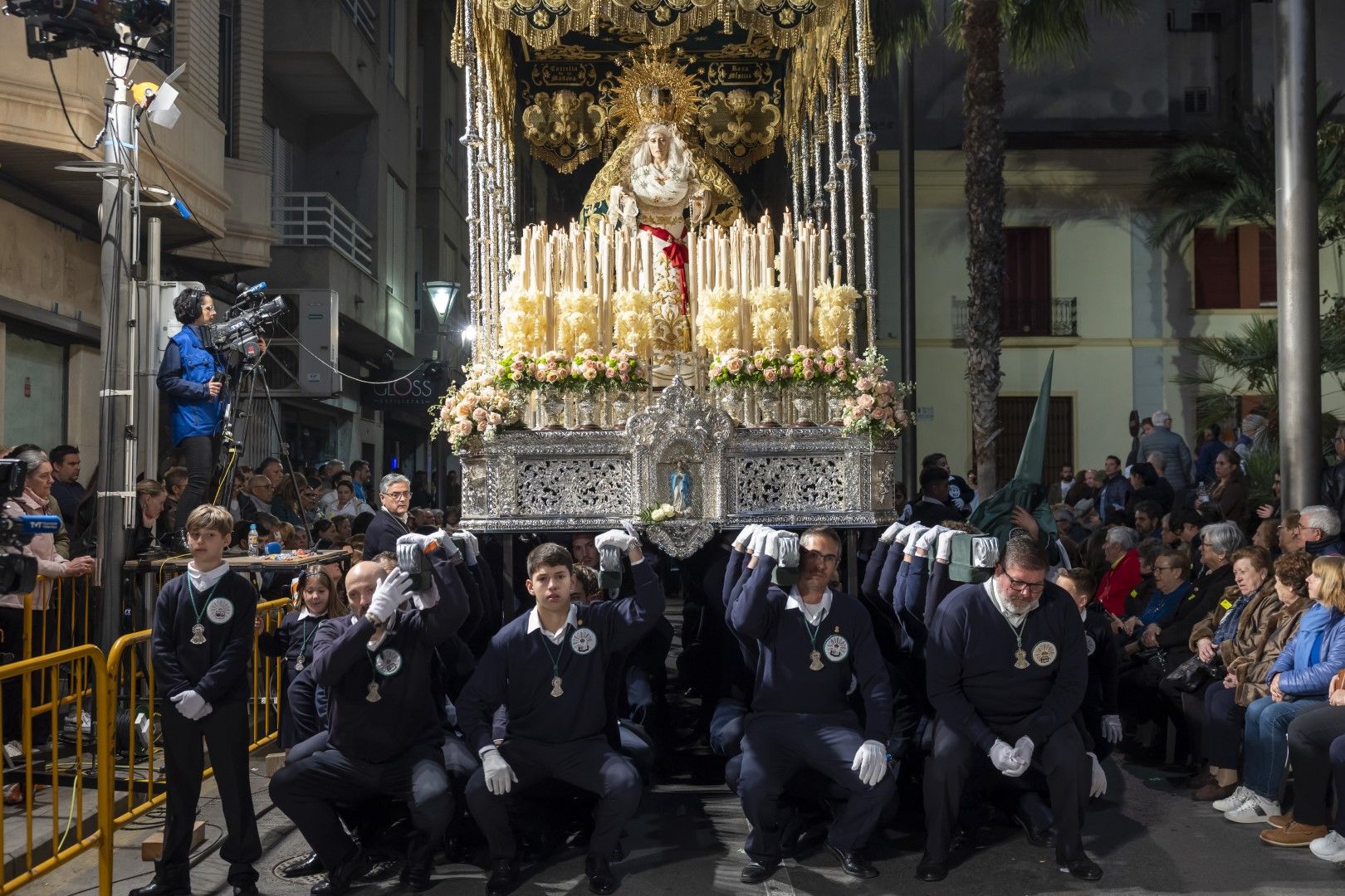 Las quince cofradías de la Semana Santa de Torrevieja recorrieron las calles en Viernes Santo