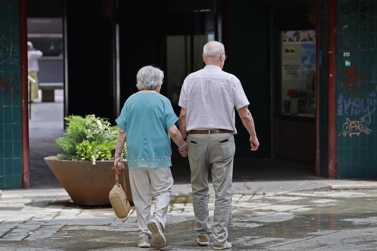 Dos jubilats passejant pel centre de Girona aquest mes de juny.