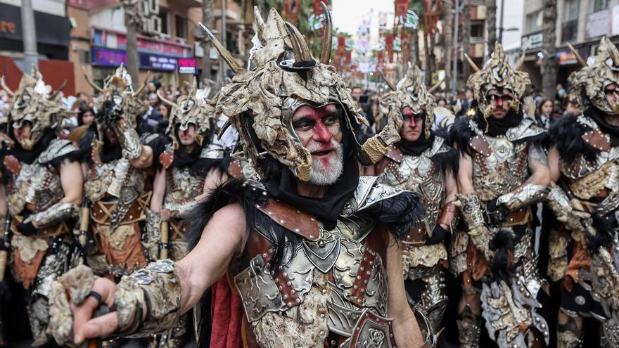 La Cruz muestra su poderío en los Moros y Cristianos de San Vicente