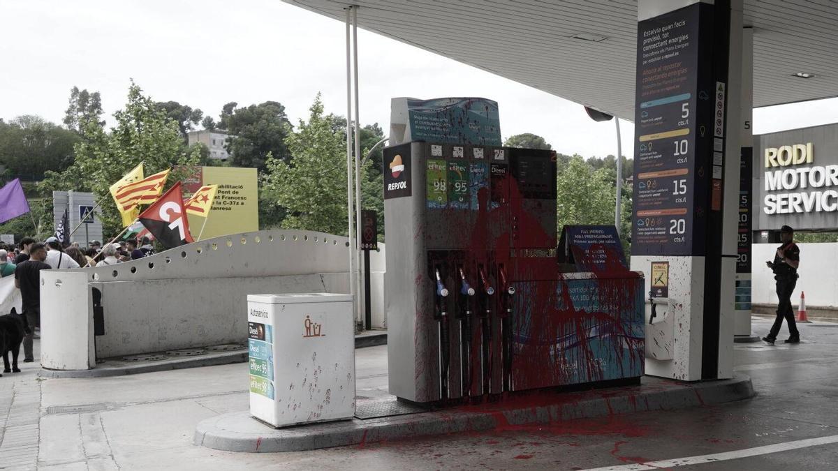 Pintura llençada sobre un assortidor de benzina a la Repsol del Pere III