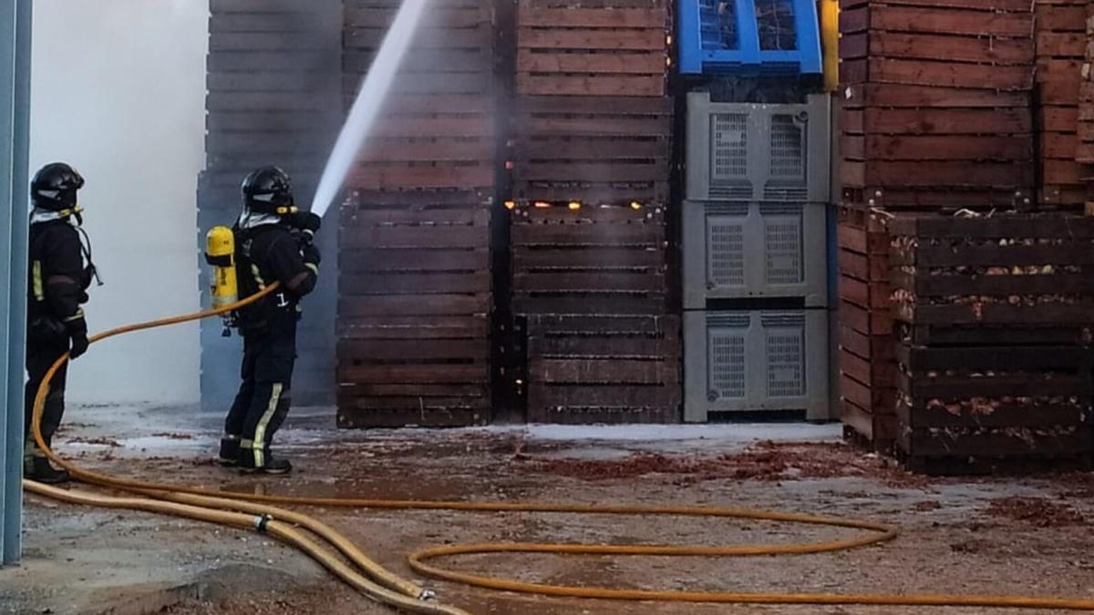 Bomberos de Cartagena tratan de apagar un incendio.