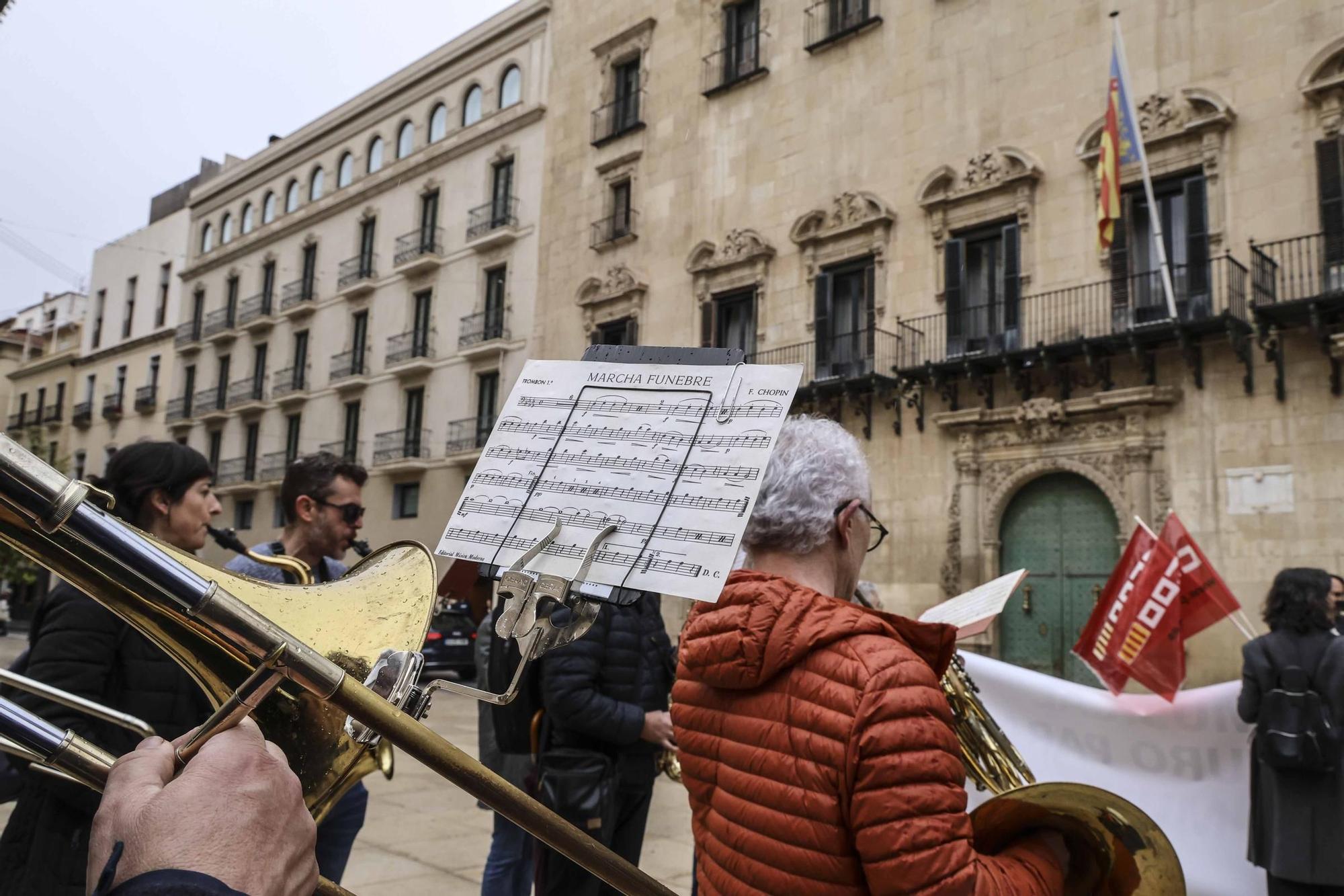Un réquiem contra la amortización de una plaza de profesor que la Banda Sinfónica Municipal de Alicante