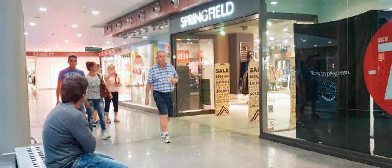 Varios clientes caminan por delante de la tienda de moda Springfield, en el centro comercial Las Rotondas, de Puerto del Rosario, ayer.