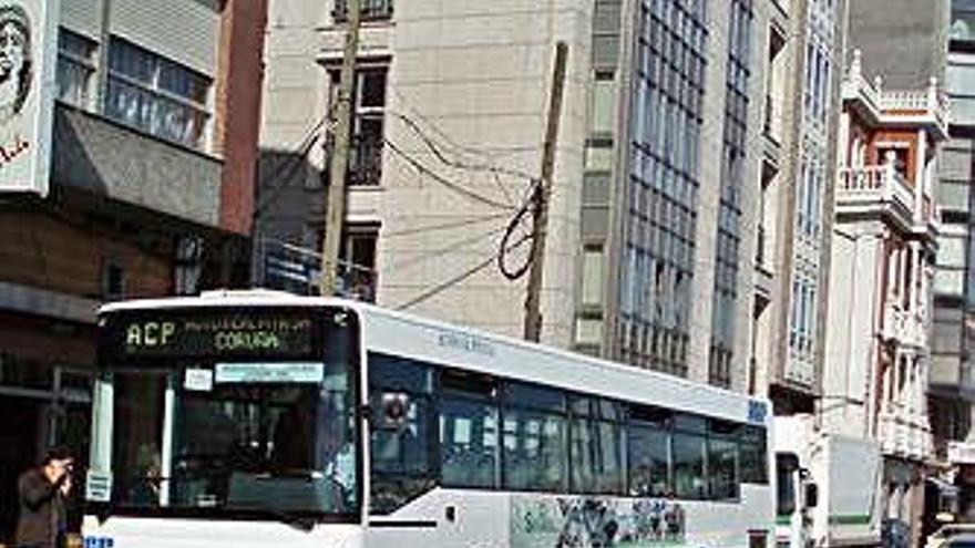 Un autobús en la parada situada frente al Consistorio de Sada.