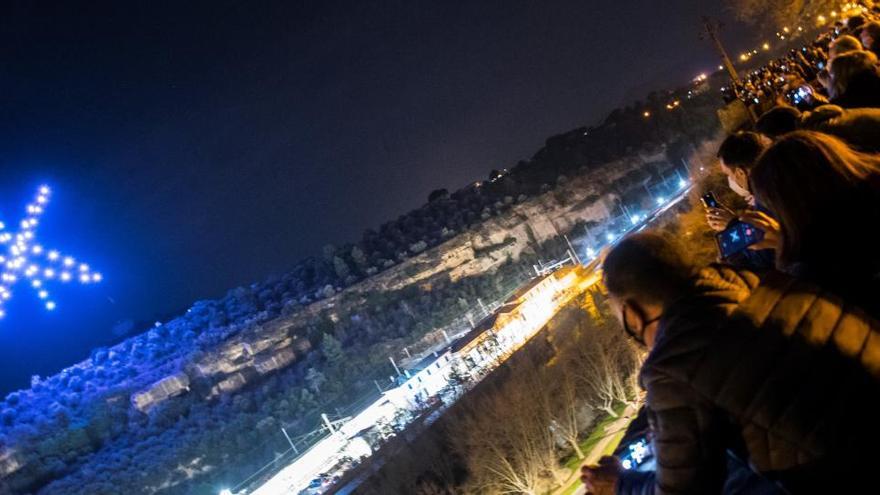 Uns 400 manresans viuen al Parc de la Seu l&#039;estrena d&#039;un vol de drons de la Llum efímer