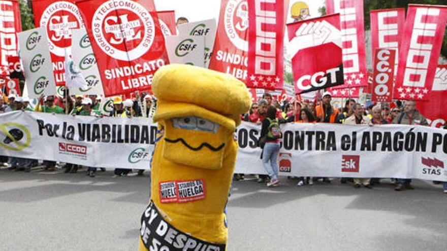 Manifestación de los trabajadores de Correos en Madrid durante la jornada de huelga que secunda hoy en protesta por los recortes salariales y de inversión.