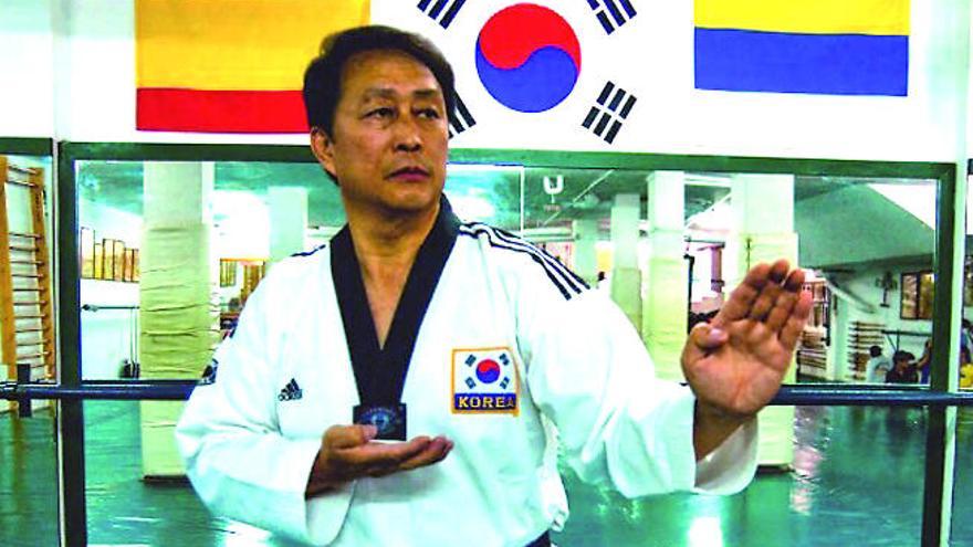 Telde se rinde ante el maestro coreano en artes marciales Bang Kyung Won