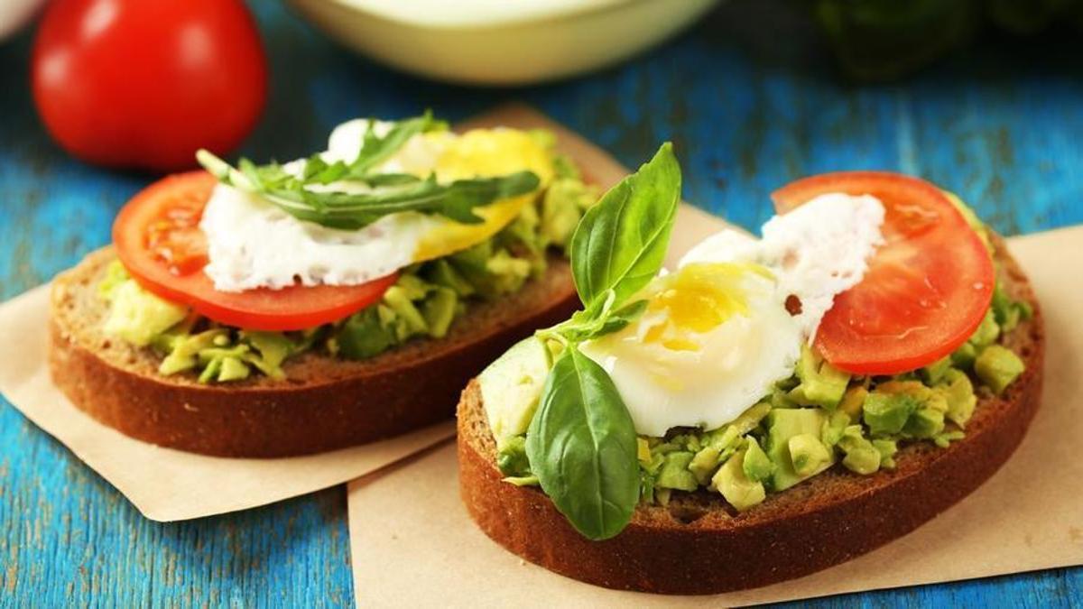 Tostadas de aguacate, huevo y tomates.